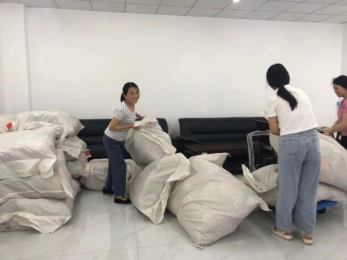 校工会发放慰问品